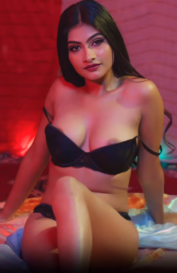 Stunning Indian Model Arohi Gets Topless Shows Her Boobs